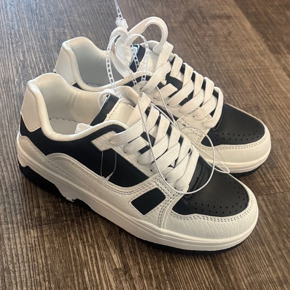 Link Monochrome Lace-Up Sneakers